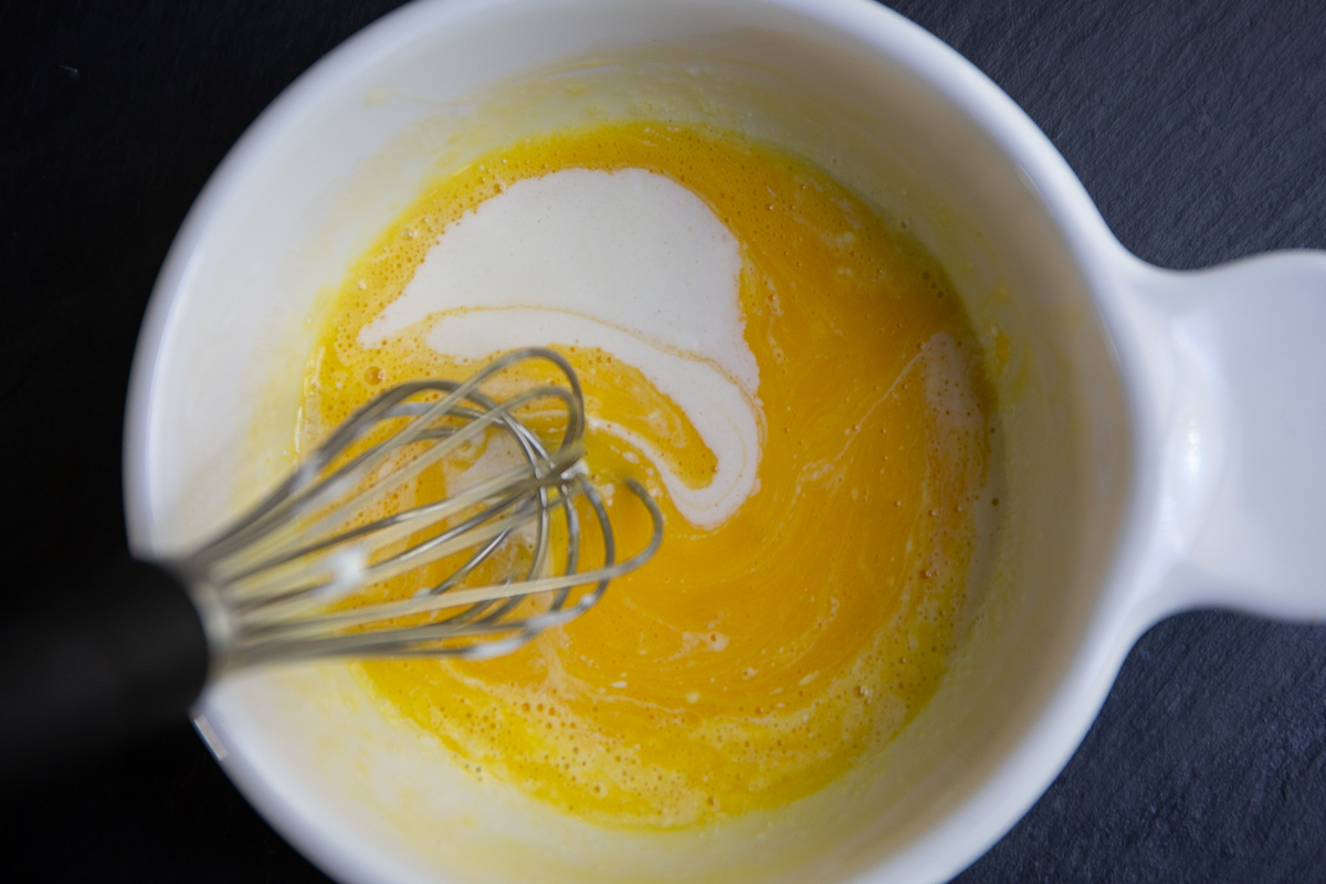 Смазывать яйца маслом. Соус на желтке. Соус из желтков. Соус яичный сладкий. Соус из желтков яиц.